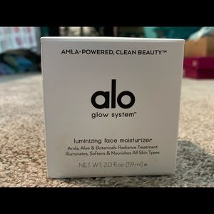 New in box alo glow system luminosity face moisturizer